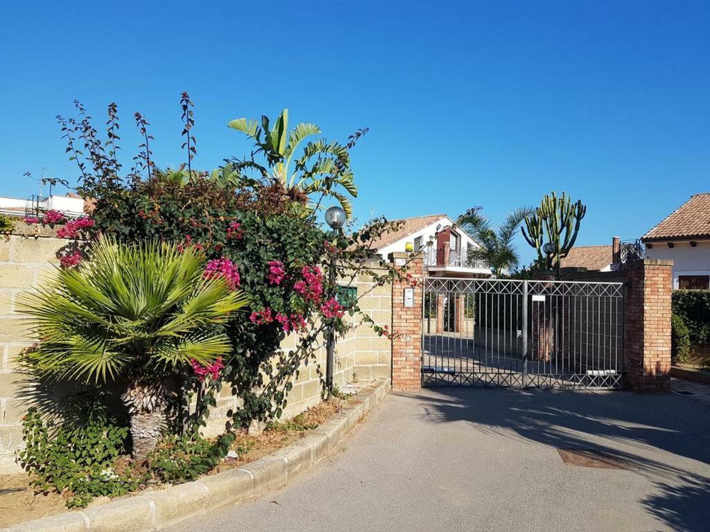 Willa Mansarda Camelie Via Dei Normanni, 45 Campofelice Di Roccella Zewnętrze zdjęcie